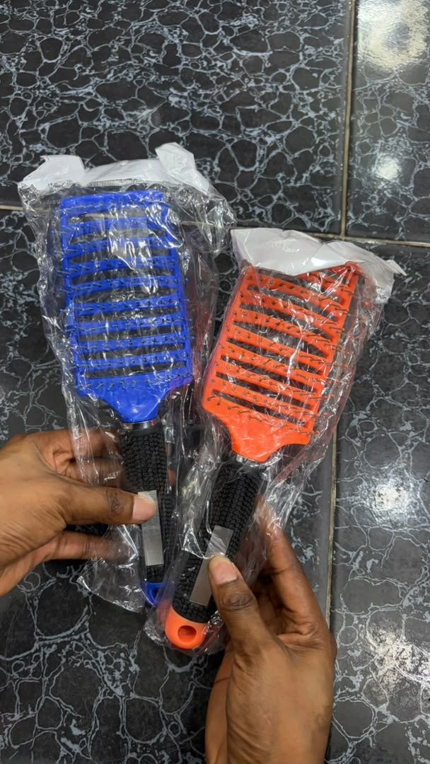 Detangling brush for straight hairs